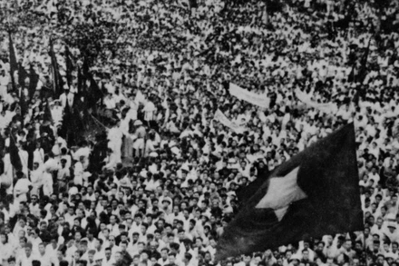 Ngày 19/8/1945, hàng vạn người dân Thủ đô dự míttinh tại Quảng trường Nhà hát Lớn thành phố chào mừng thắng lợi của Cách mạng tháng Tám. (Ảnh: Tư liệu TTXVN)