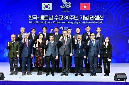 Bộ trưởng Ngoại giao Park Jin cùng các đại biểu chụp ảnh lưu niệm tại buổi lễ. (Ảnh: Khánh Vân/TTXVN)