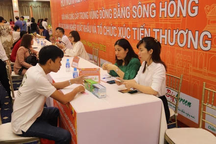 Nhà cung cấp và nhà phân phối trực tiếp gặp gỡ trao đổi tại Hội nghị kết nối giao thương giữa nhà cung cấp vùng đồng bằng sông Hồng với các doanh nghiệp xuất khẩu và tổ chức xúc tiến thương mại.