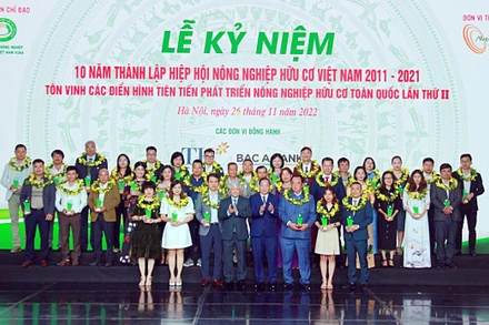 Đồng chí Ðỗ Văn Chiến, Bí thư Trung ương Ðảng, Chủ tịch Ủy ban Trung ương Mặt trận Tổ quốc Việt Nam và đại diện các tập thể, cá nhân được tôn vinh là điển hình phát triển nông nghiệp hữu cơ. Ảnh: daibieunhandan.vn