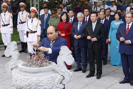 Chủ tịch nước Nguyễn Xuân Phúc dâng hương tại Khu di tích lưu niệm Tổng Bí thư Nguyễn Văn Cừ, phường Phù Khê, thành phố Từ Sơn, tỉnh Bắc Ninh. (Ảnh: TTXVN)