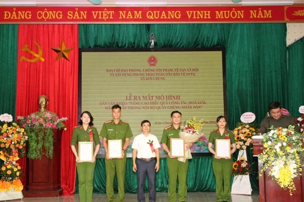 Trao thưởng cho tập thể, cá nhân có thành tích xuất sắc trong Phong trào Toàn dân bảo vệ an ninh Tổ quốc tại xã Kim Chung.