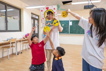 Các em học sinh hào hứng tham gia trại hè Burst Outta Box.