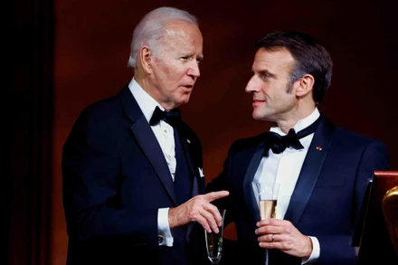 Tổng thống Mỹ Joe Biden (trái) và Tổng thống Pháp Emmanuel Macron tại bữa tiệc tối ở Washington vào ngày 1/12. Ảnh: Reuters