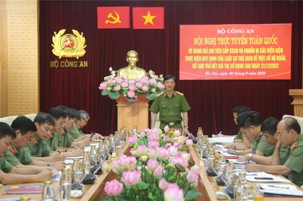 Trung tướng Nguyễn Duy Ngọc, Ủy viên Trung ương Đảng, Thứ trưởng Bộ Công an chủ trì Hội nghị về đánh giá chỉ tiêu cấp Căn cước công dân và chuẩn bị các điều kiện thực hiện quy định của Luật Cư trú 2020 về việc sổ hộ khẩu, sổ tạm trú hết giá trị sử dụng sau ngày 31/12/2022. Ảnh: Bộ Công an