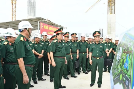 Đại tướng Phan Văn Giang chỉ đạo một số nội dung liên quan đến kiến trúc, thiết kế của công trình Bảo tàng Lịch sử Quân sự Việt Nam. Ảnh: Báo Quân đội nhân dân