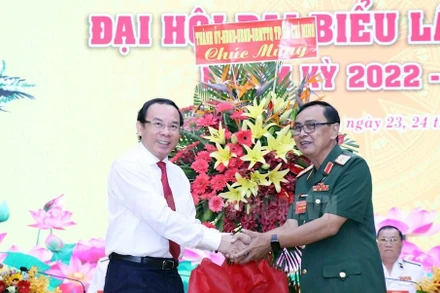 Bí thư Thành ủy TP Hồ Chí Minh Nguyễn Văn Nên tặng hoa chúc mừng Đại hội Đại biểu Hội Cựu chiến binh thành phố lần thứ VII. Ảnh: hcmcpv.org.vn