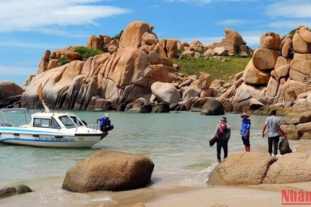 Hòn Cau, Bình Thuận. Ảnh: NGỌC LÂN)