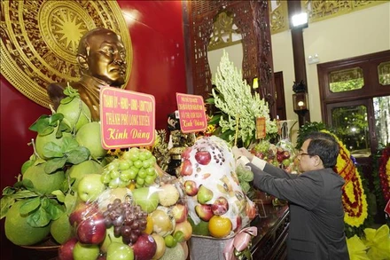 Bí thư Tỉnh ủy An Giang Lê Hồng Quang dâng hương tưởng nhớ Chủ tịch Tôn Đức Thắng. Ảnh: TTXVN