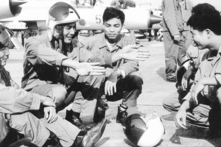 Anh hùng lực lượng vũ trang nhân dân Nguyễn Đức Soát (thứ hai từ trái sang) trao đổi kinh nghiệm chiến đấu với đồng đội. Ảnh tư liệu