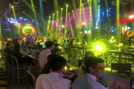 Lực lượng chức năng Cà Mau kiểm tra tại cơ sở “Beer club Tiktok” vào rạng sáng 12/9.