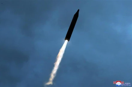 Một vụ phóng thử tên lửa đạn đạo trong cuộc tập trận chiến thuật của Quân đội Nhân dân Triều Tiên. (Ảnh: KCNA/TTXVN)