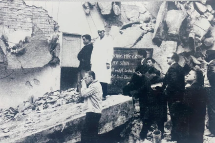 Báo chí thế giới lên tiếng phản đối mạnh mẽ tội ác của Mỹ khi đánh phá vào bệnh viện lớn nhất miền bắc.