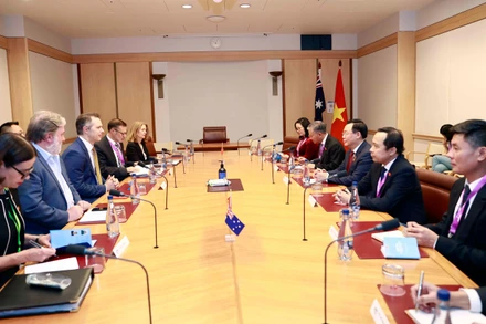 Chủ tịch Quốc hội Vương Đình Huệ và Bộ trưởng Giáo dục Australia Jason Clare. Ảnh: quochoi.vn