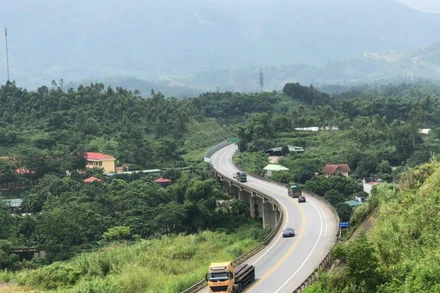 Thứ trưởng Giao thông vận tải Lê Đình Thọ đánh giá công tác vận hành hệ thống ETC tại các trạm cơ bản ổn định, không phát sinh tình huống phức tạp. Ảnh: TRANG LY