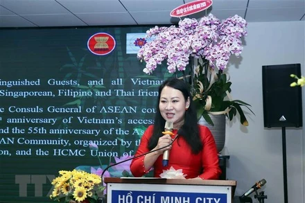 Bà Phan Thị Hồng Xuân, Chủ tịch Hội hữu nghị Việt Nam- Đông Nam Á Thành phố Hồ Chí Minh, phát biểu chúc mừng. (Ảnh: TTXVN)