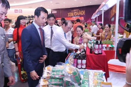 Các đại biểu tham quan Hội chợ.