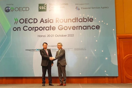 Thứ trưởng Tài chính Nguyễn Đức Chi và Phó Tổng thư ký OECD Yoshiki Takeuchi tại Hội nghị Bàn tròn châu Á-OECD về Quản trị công ty năm 2022. 
