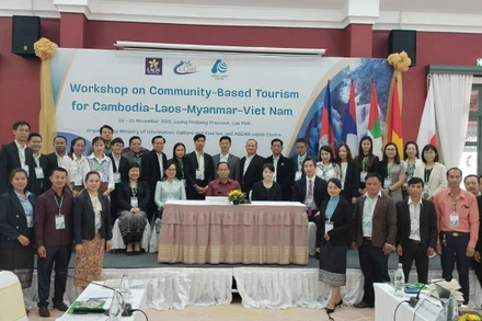 Các thành viên dự hội thảo. Ảnh: tapchilaoviet.org