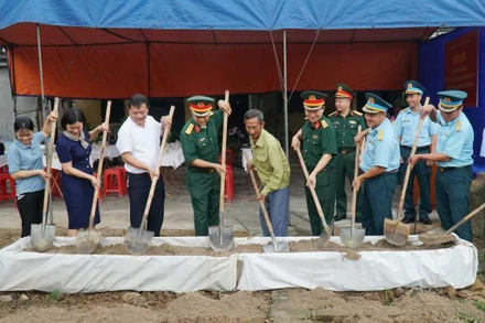 Ban Chỉ huy Quân sự thị xã Đông Triều phối hợp với Quân chủng Phòng không-Không quân tổ chức khởi công xây dựng “Nhà tình nghĩa” tặng gia đình chính sách. Ảnh: quangninh.gov.vn
