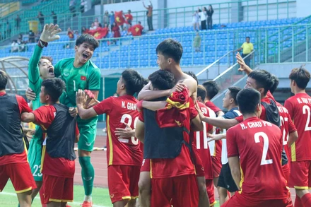 Các cầu U19 Việt Nam ăn mừng chiến thắng trước U19 Thái Lan. (Ảnh: VFF)