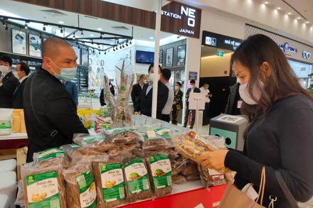 Người dân mua sắm tại siêu thị. (Ảnh: Bảo Minh)