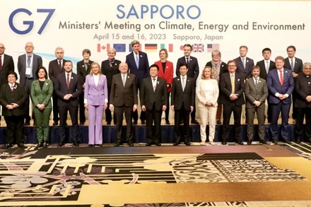Các đại biểu dự phiên họp toàn thể của Hội nghị Bộ trưởng G7 về khí hậu, năng lượng và môi trường tại Sapporo (Nhật Bản), ngày 15/4 chụp ảnh lưu niệm. (Ảnh: Nagaland Tribune/ Báo QĐND)