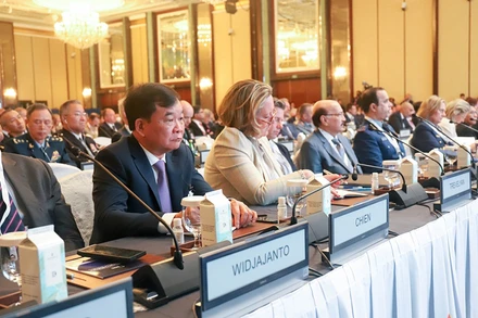 Thượng tướng Hoàng Xuân Chiến (thứ hai từ trái sang) tham dự Đối thoại Shangri-La lần thứ 20 tại Singapore. (Nguồn: Báo Quân đội nhân dân)