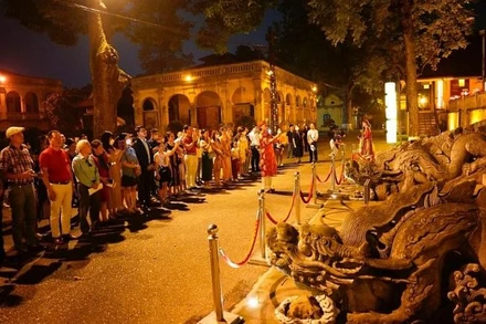 Tour khám phá Hoàng thành Thăng Long về đêm mang đến nhiều trải nghiệm mới mẻ cho du khách. (Ảnh: Phạm Chiểu)