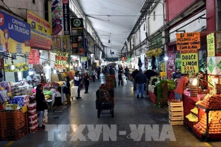 Người dân mua bán tại chợ Mexico City, Mexico. (Ảnh: TTXVN)