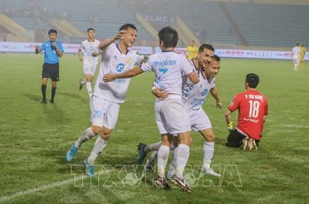 Nam Định luôn rất khác khi được chơi trên sân Thiên Trường. (Ảnh: TTXVN)