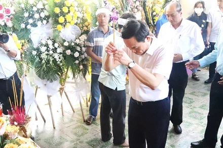 Phó Thủ tướng Trần Lưu Quang thắp hương viếng đồng chí Nguyễn Văn Kiên, Bí thư Đảng ủy, Chủ tịch Hội đồng nhân dân xã Ea Ktur.