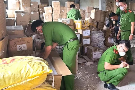 Ảnh minh họa: Lực lượng Công an bắt kho hàng lậu. (Nguồn: Báo Công an nhân dân)