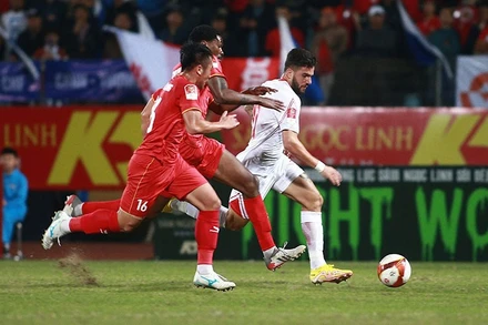 Pha tranh bóng giữa hai đội Viettel (áo trắng) và Công an Hà Nội tại vòng 3 V.League 1-2023. (Ảnh VPF)