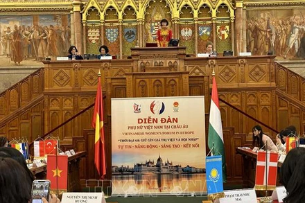 Bà Phan Bích Thiện, Chủ tịch Hội phụ nữ Việt Nam tại Hungary, Trưởng Ban tổ chức phát biểu khai mạc diễn đàn. (Ảnh: TTXVN)