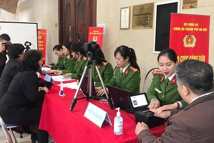 Công an tổ chức cấp Căn cước công dân. (Ảnh: Báo Điện tử Chính phủ)