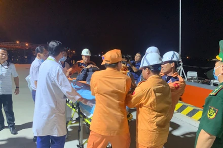 Đưa thuyền viên bị nạn vào bờ cấp cứu.