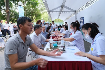 Cán bộ y tế Bệnh viện Nội tiết Trung ương khám, xét nghiệm sàng lọc bệnh đái tháo đường cho người dân.