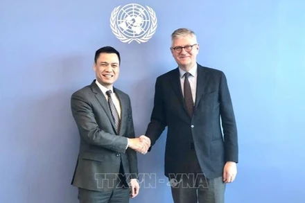 Đại sứ Đặng Hoàng Giang, Trưởng Phái đoàn Thường trực Việt Nam tại LHQ và ông Jean-Pierre Lacroix, Phó Tổng Thư ký LHQ, tại buổi làm việc ngày 16/1/2023. (Ảnh: TTXVN) 