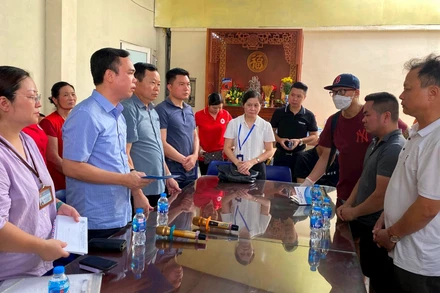 Đại diện Sở Lao động-Thương binh và Xã hội, quận Đống Đa thăm hỏi, động viên gia đình.