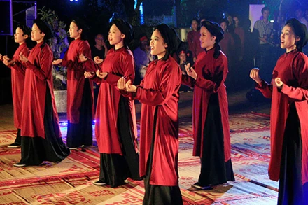 Hát Xoan, tỉnh Phú Thọ thuộc tín ngưỡng thờ cúng Hùng Vương, một dấu ấn văn hoá thời kỳ bình minh dựng nước, giữ nước vẫn lưu truyền đến ngày nay. (Ảnh: Báo điện tử Đảng Cộng sản)