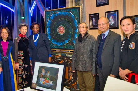 Đoàn đại biểu tham quan gian trưng bày tác phẩm của họa sĩ Đặng Cánh. (Ảnh: TTXVN)