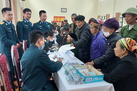 Y, bác sĩ Viện Y học phòng không-không quân khám mắt và tặng kính lão cho người cao tuổi. (Ảnh: Cổng thông tin điện tử tỉnh Thái Nguyên, huyện Định Hóa)