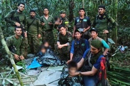 Đội cứu hộ chụp ảnh cùng các em nhỏ sau khi các em được tìm thấy tại rừng nhiệt đới Amazon, ngày 9/6/2023. (Nguồn: AFP/TTXVN)