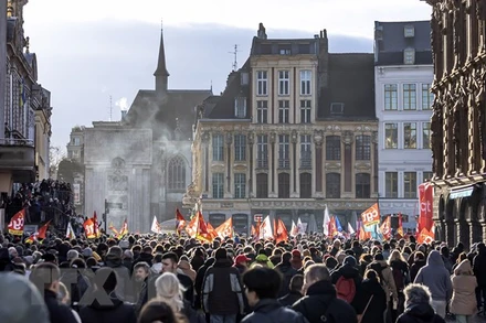 Người lao động tham gia cuộc đình công thứ hai trên toàn nước Pháp, phản đối kế hoạch cải cách lương hưu. (Ảnh: THX/TTXVN)