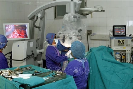 Ảnh minh họa: Một ca mổ tại Trung tâm Phẫu thuật Thần kinh - Bệnh viện Hữu nghị Việt Đức. (Nguồn: TTXVN)