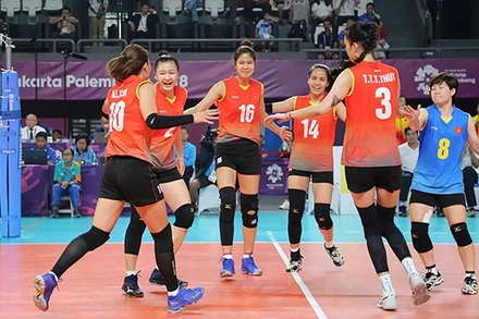 Các cô gái trong Đội bóng chuyền nữ Việt Nam ăn mừng chiến thắng. (Ảnh: Báo Quân đội nhân dân)