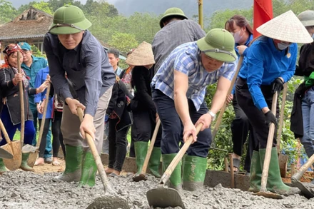 Phó Chủ tịch UBND tỉnh Ngô Hạnh Phúc (trái) tham gia lao động làm đường giao thông tại thôn Đèo Thao, xã Tân Nguyên, huyện Yên Bình. (Ảnh: Báo Yên Bái)