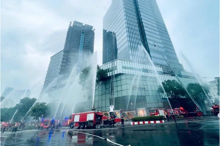Diễn tập phòng cháy, chữa cháy tại một tòa nhà cao tầng tại Thành phố Hồ Chí Minh. (Ảnh: THẾ ANH)