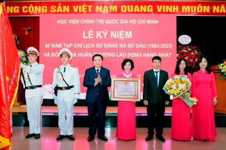 GS,TS Nguyễn Xuân Thắng, Ủy viên Bộ Chính trị, Giám đốc Học viện Chính trị quốc gia Hồ Chí Minh, Chủ tịch Hội đồng Lý luận Trung ương thay mặt lãnh đạo Đảng, Nhà nước trao tặng Huân chương Lao động hạng Nhất cho Tạp chí Lịch sử Đảng. (Ảnh: Cổng thông tin điện tử Học viện Chính trị quốc gia Hồ Chí Minh)